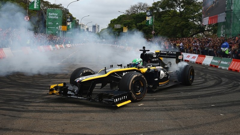 Caio Collet em exibição da Renault em São Paulo no fim de 2019 (Imagem: Renault/Divulgação)