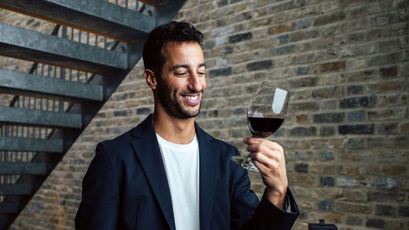 Ricciardo agora tem a própria linha de vinhos, e você pode fazer seu shoey em casa