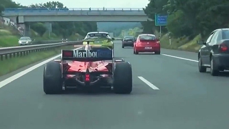 E se você estiver dirigindo e encontrar a cópia de um Fórmula 1 na estrada?