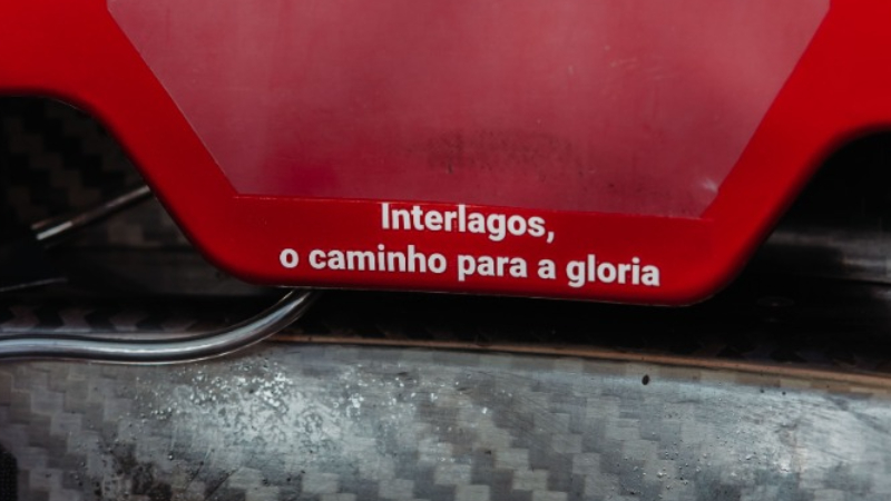 Fã coloca frase em português em carros da Alfa Romeo no GP de São Paulo