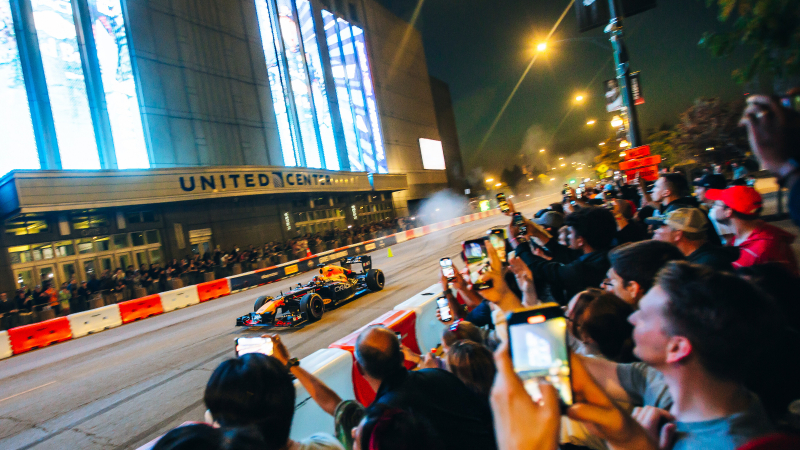 Exibição da Red Bull nas ruas de Chicago em novembro de 2023 (Imagem: Al Arena / Red Bull Content Pool)